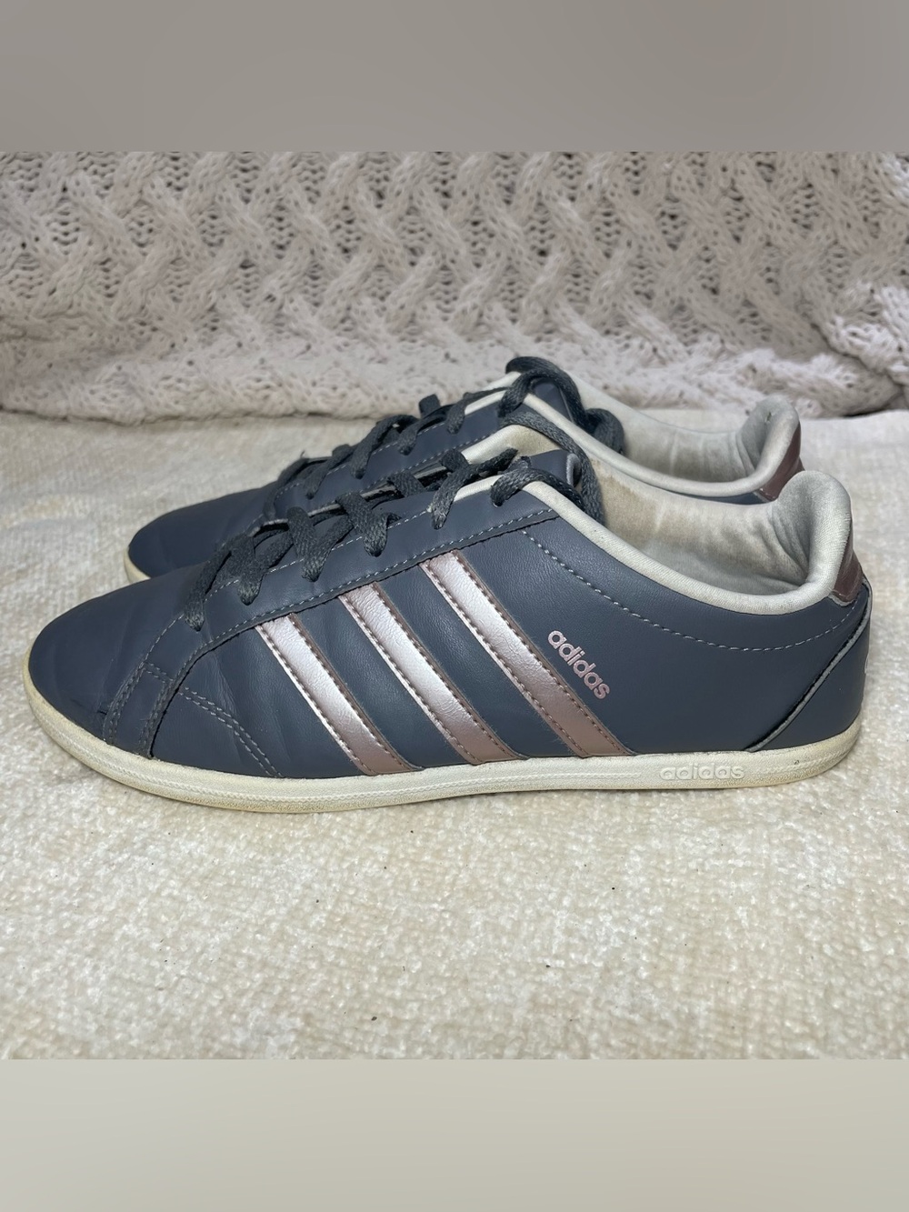 Adidas Girl/Women Gray Sneakers with Rose Gold Stripes size 6.5 - Picture 2 of 9